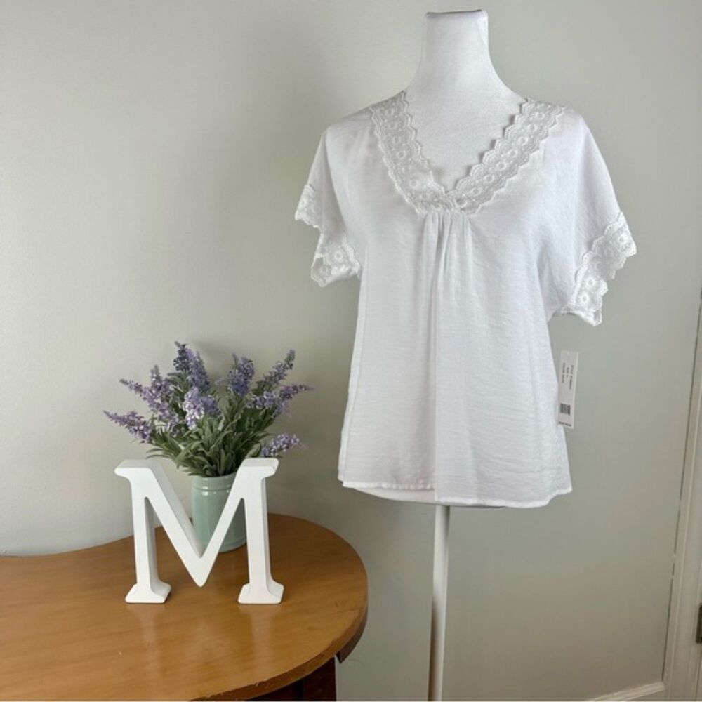 Counterparts NWT White V-Neck Blouse with Lace Trim - Size Small